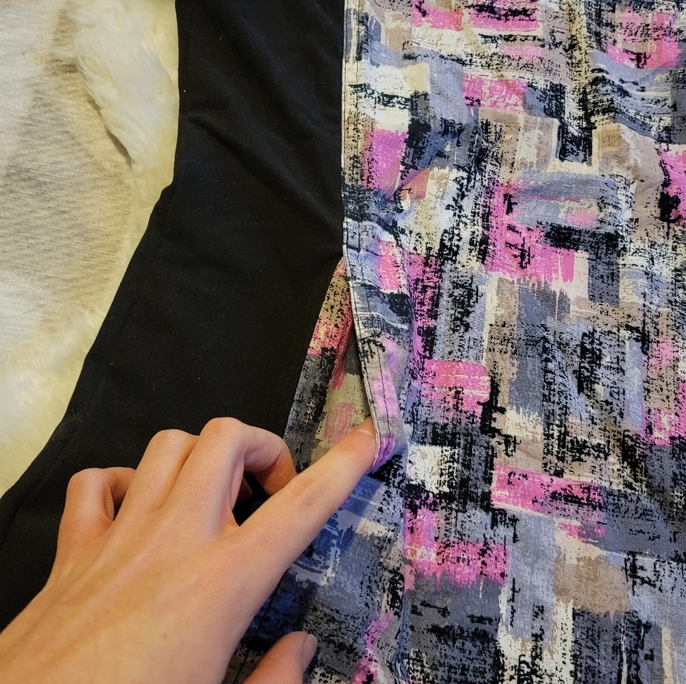 Cherokee VNeck Scrub Top Abstract pattern - Picture 3 of 5